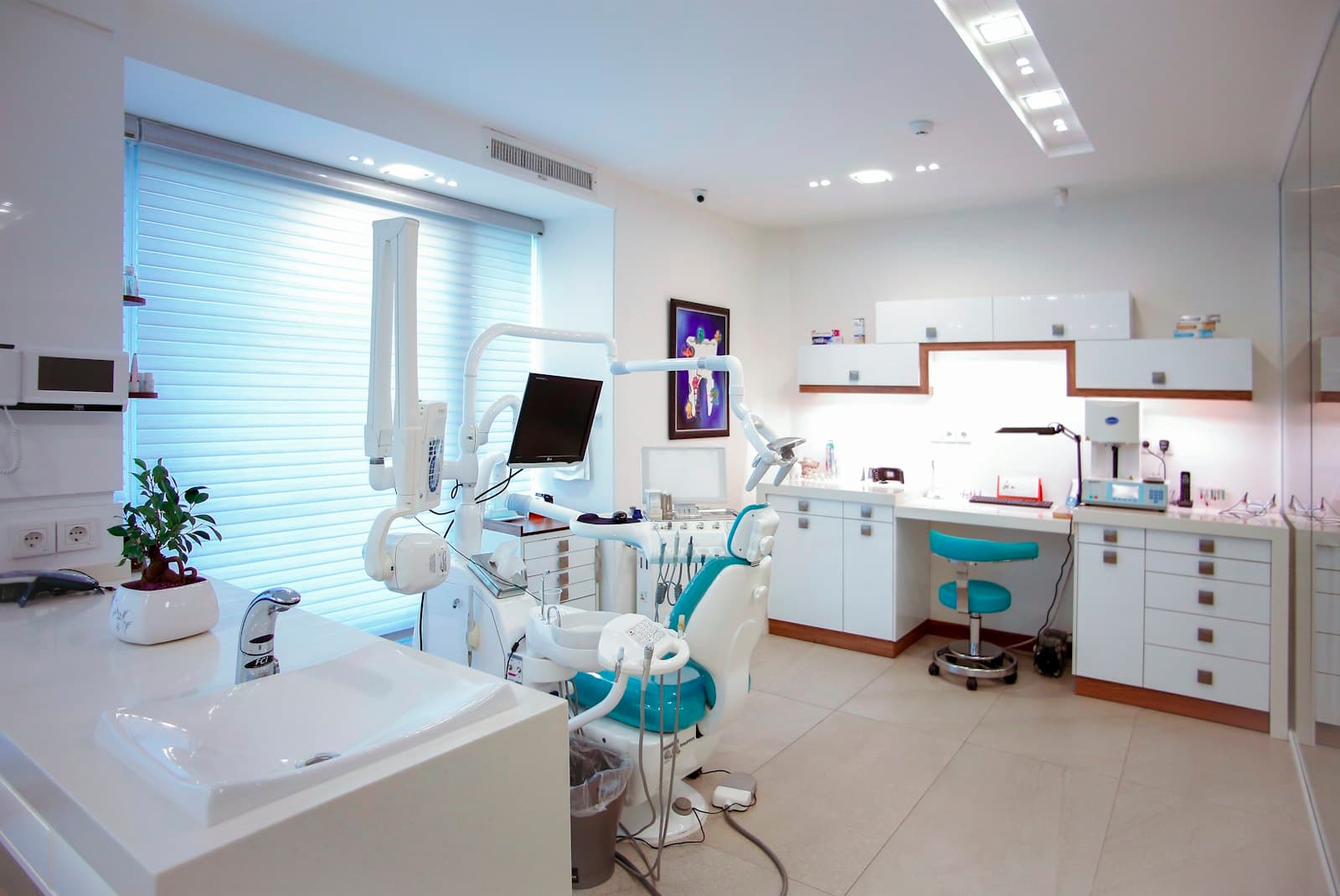 Interior luminos de cabinet stomatologic din demo-ul ForkloreLabs pentru clinici