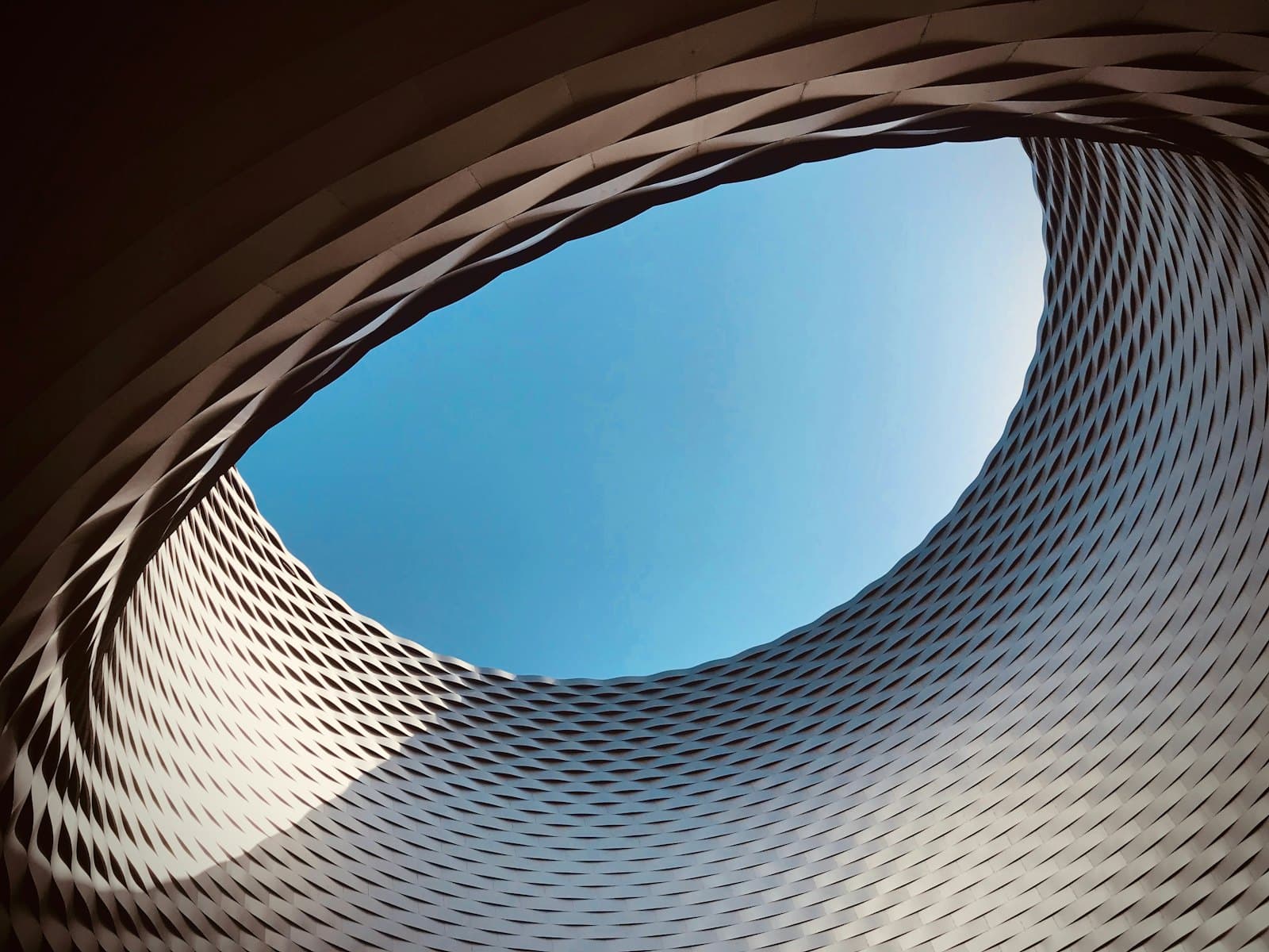 Calm architectural texture opening onto the sky